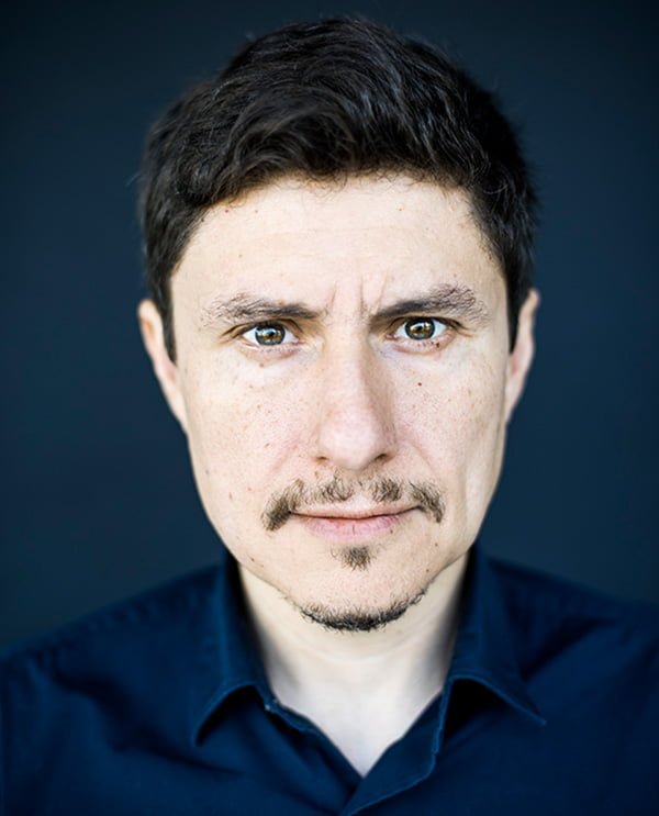 Marcel Andino Velez portret mężczyzny z lekkim zarostem