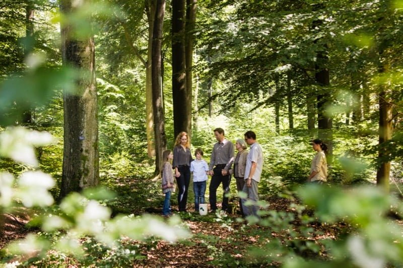Pochówek biodegradowalnej urny na leśnym cmentarzu 