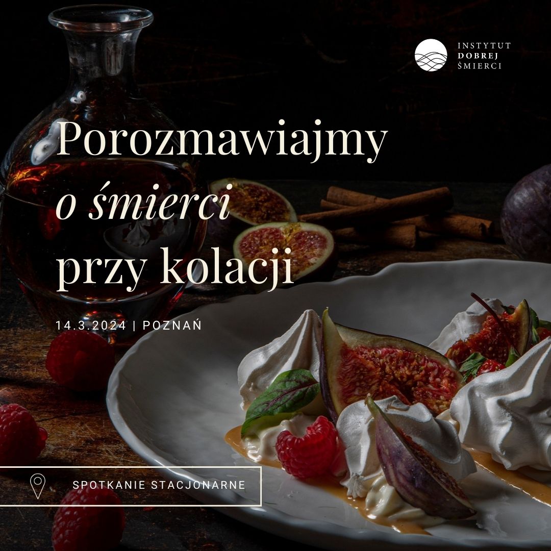 Zdjęcie przedstawia talerz z jedzeniem, karafkę z napojem oraz maliny i figi położone na stole wokół talerza.