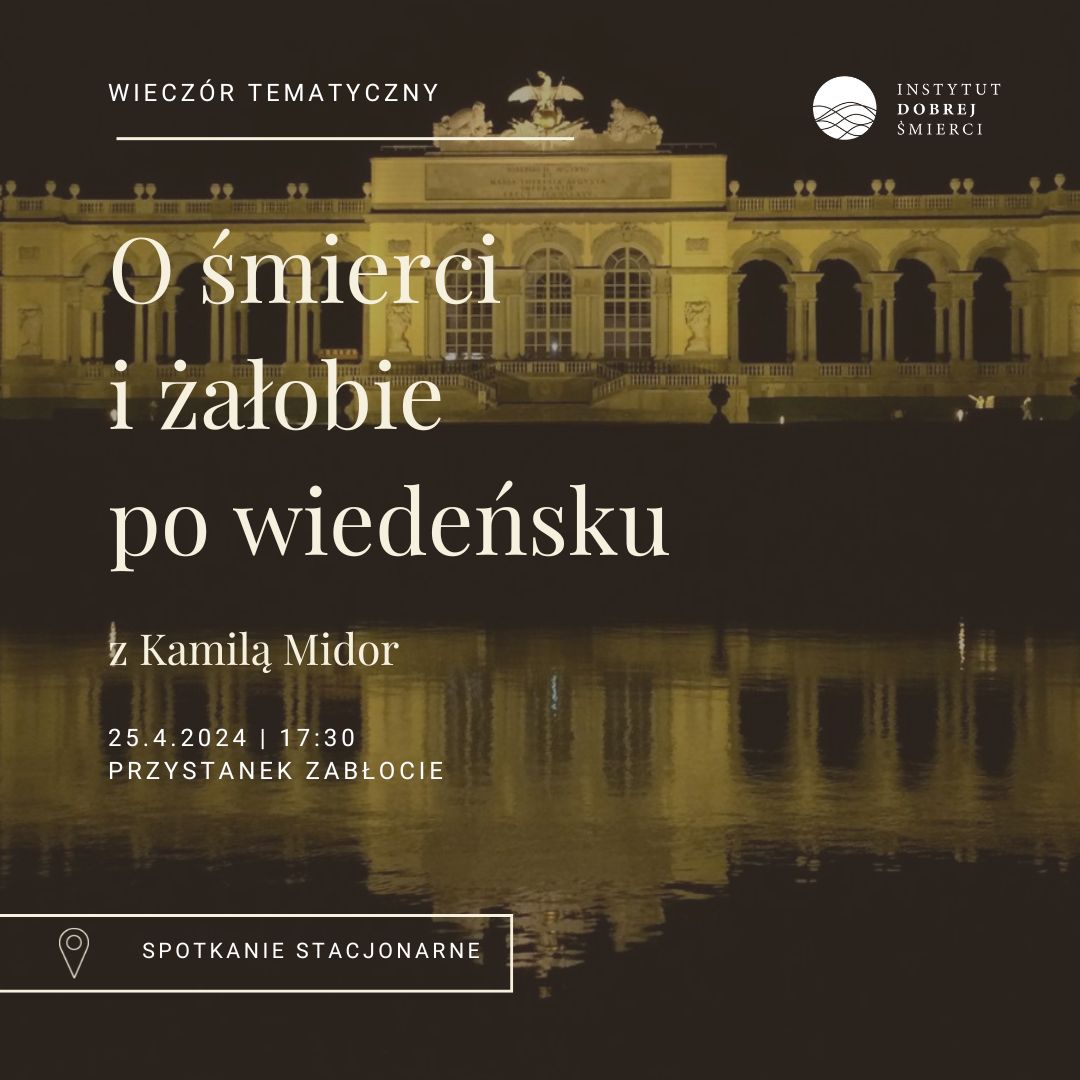 Zdjęcie przedstawia oświetlony pałac nocą oraz jego odbicie w wodzie.