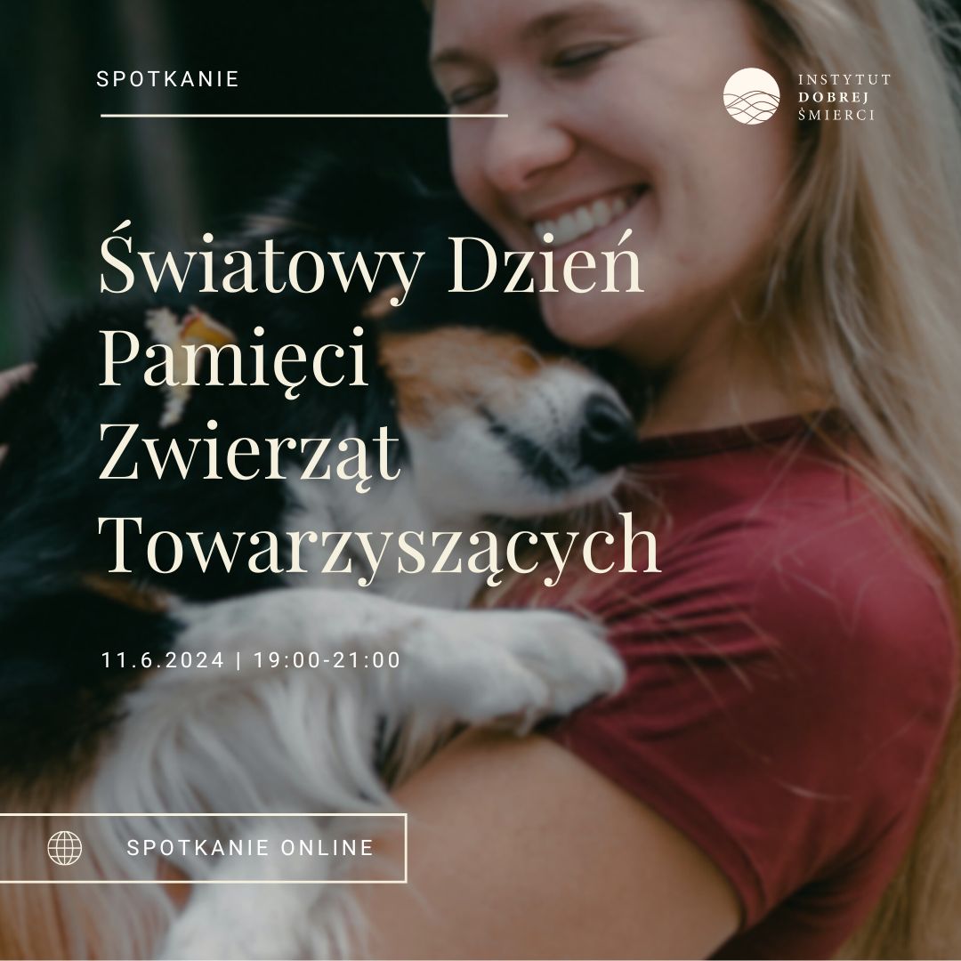 Zdjęcie przedstawia psa przytulanego przez uśmiechniętą kobietę.