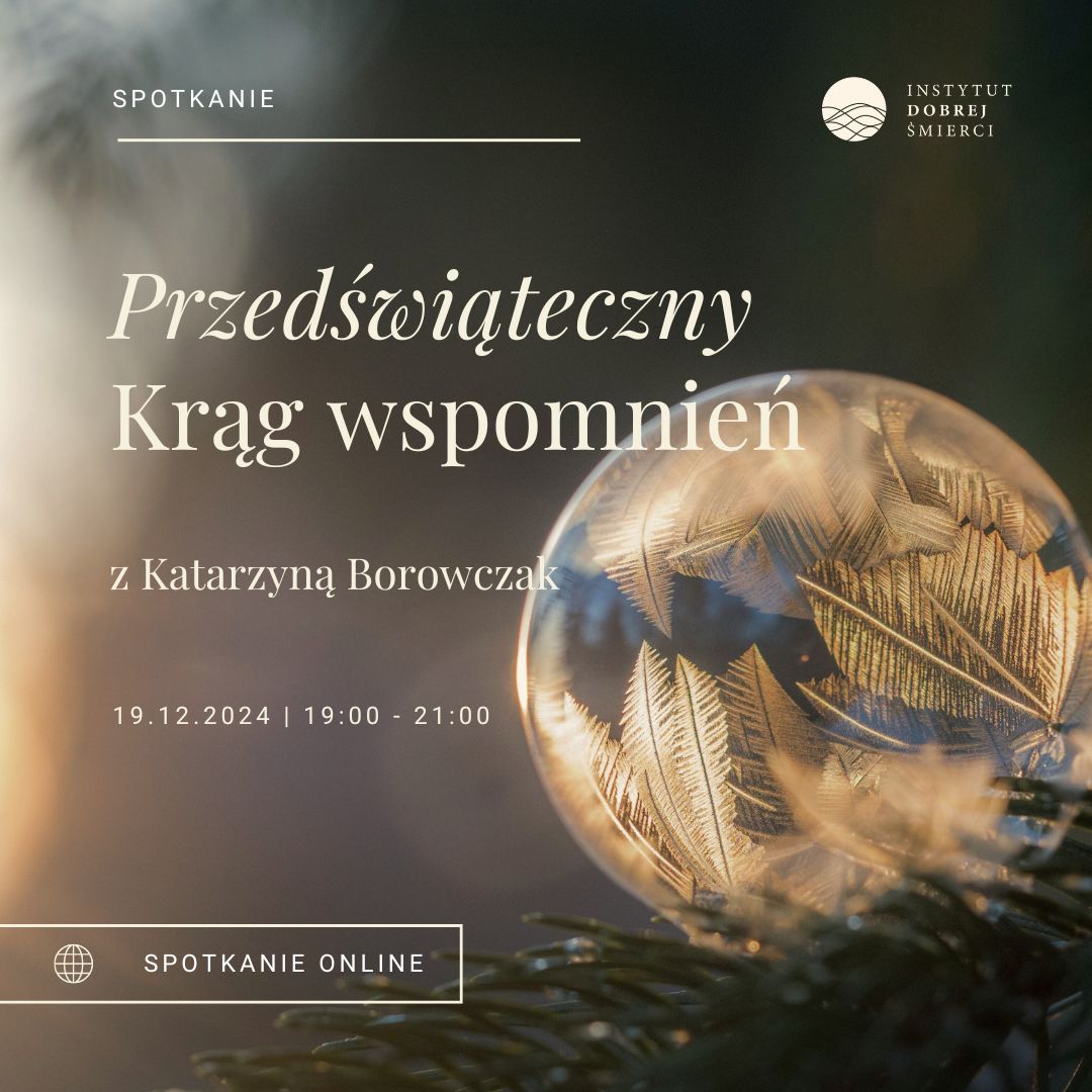 Zdjęcie przedstawia szklaną kulę wypełnioną złotymi liśćmi.