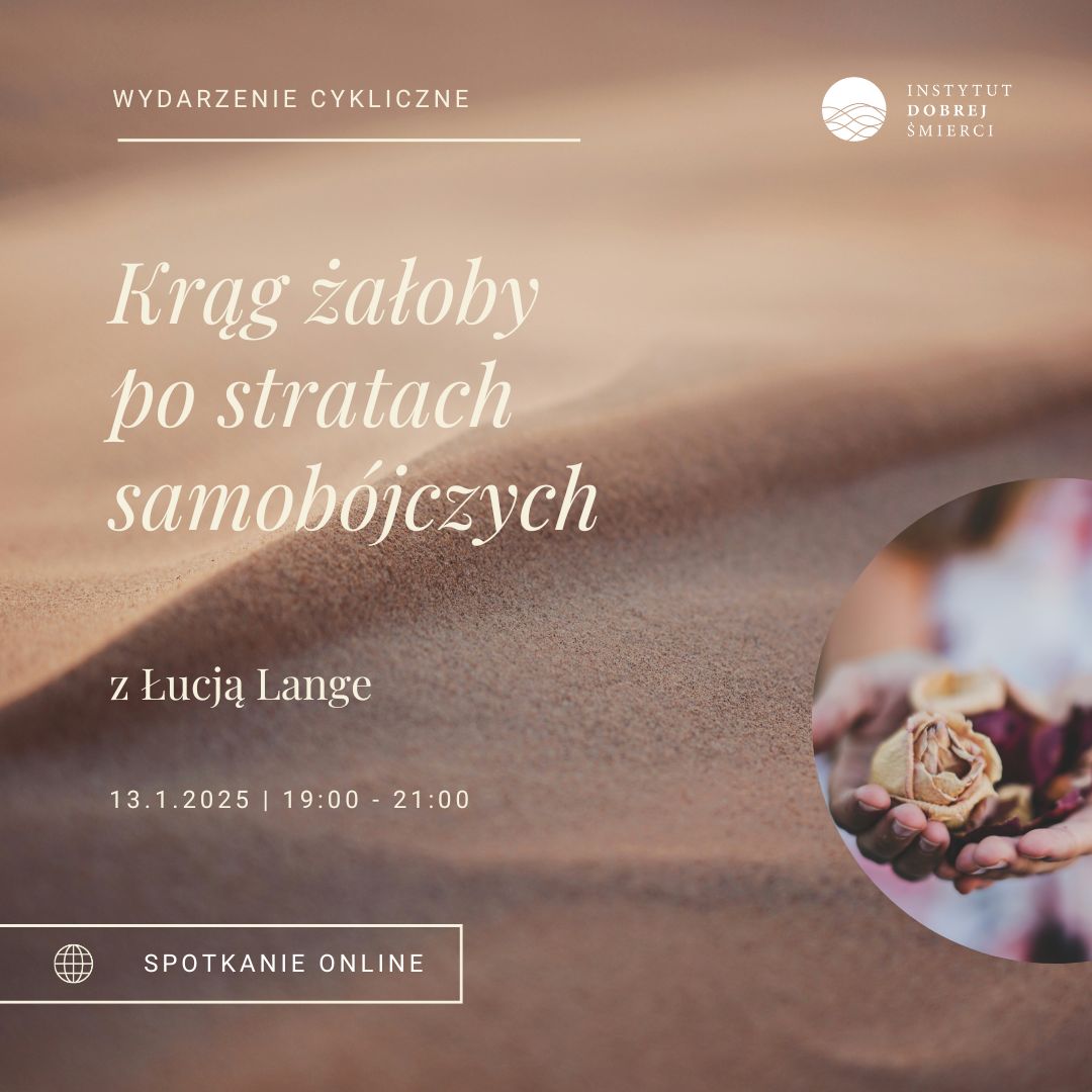 Dłonie trzymające uschniętą różę na tle piasku.