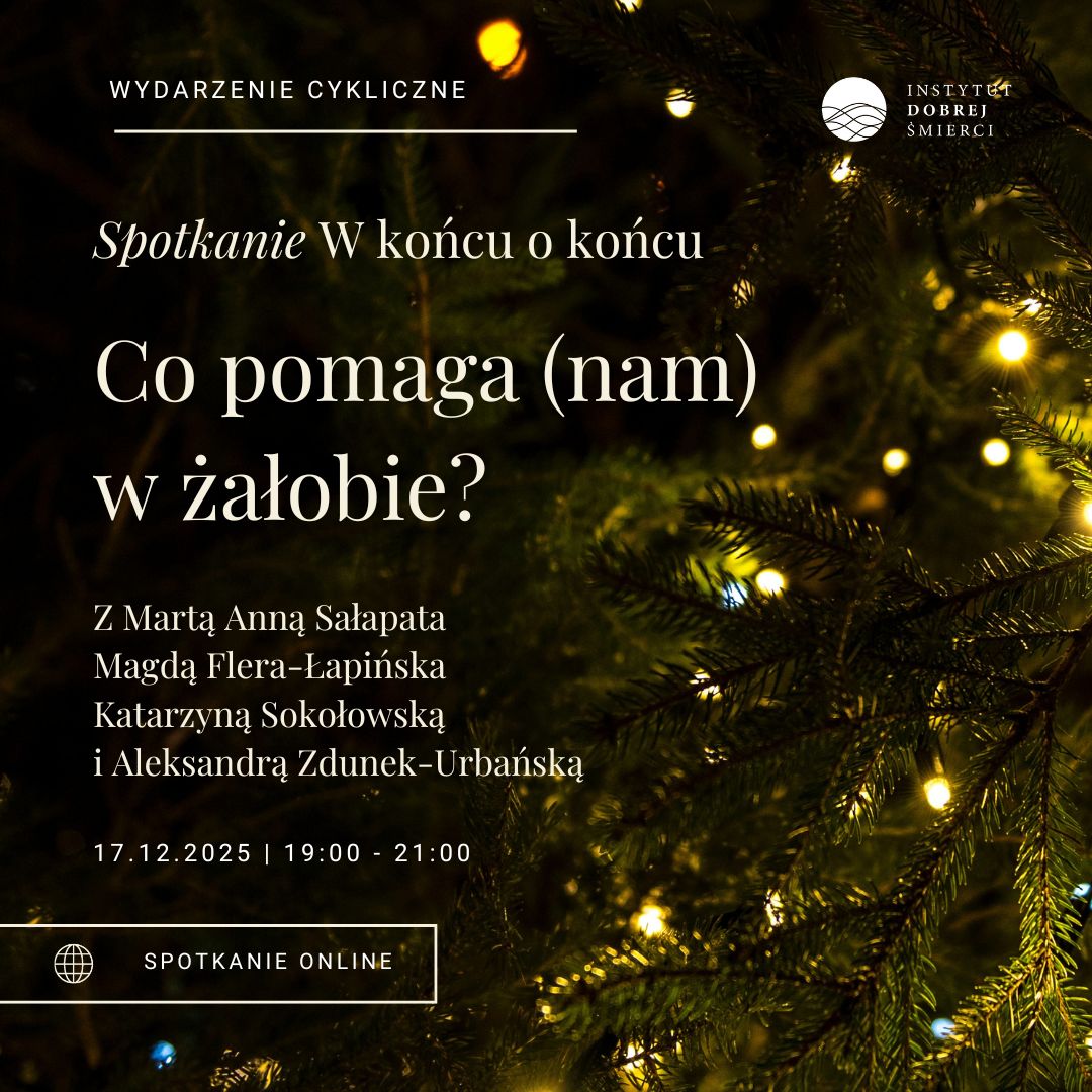 Białe napisy na tle igieł świerku i lampek