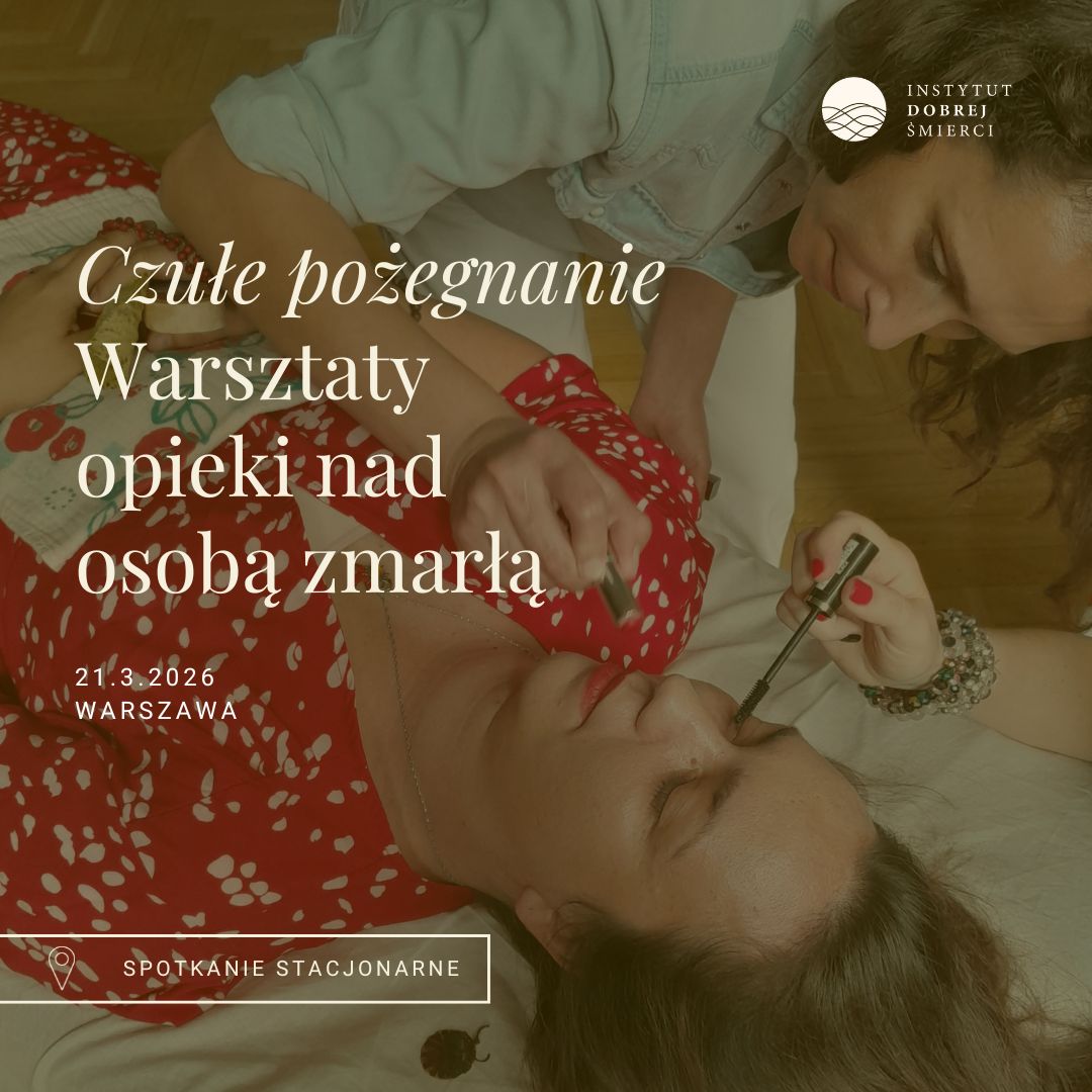 Kremowy napis ze zdjęciem w tle, na którym są dwie kobiety - jedna drugą maluje