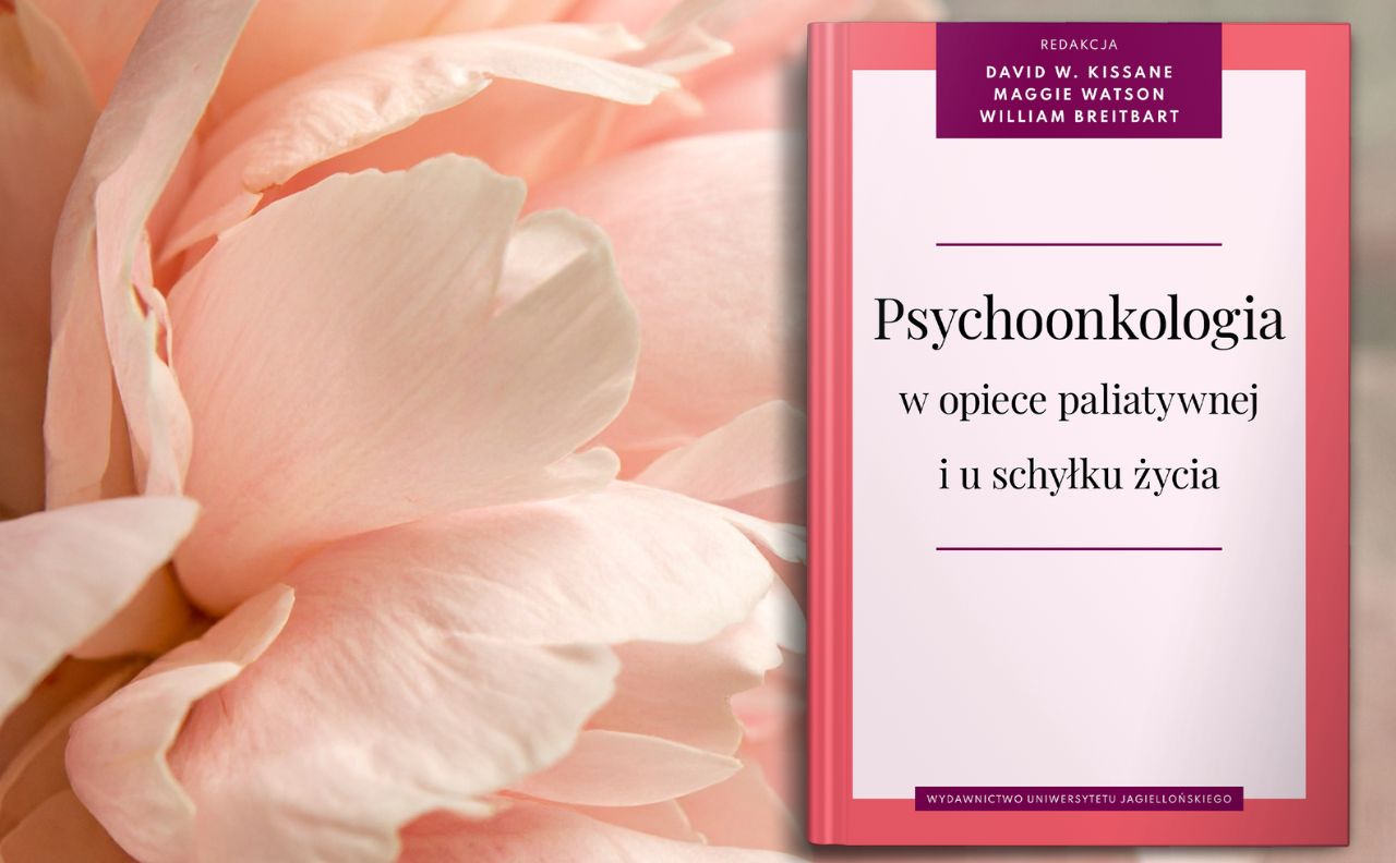Różowe płatni kwiatu i okładka książki Psychoonkologia w opiece paliatywnej