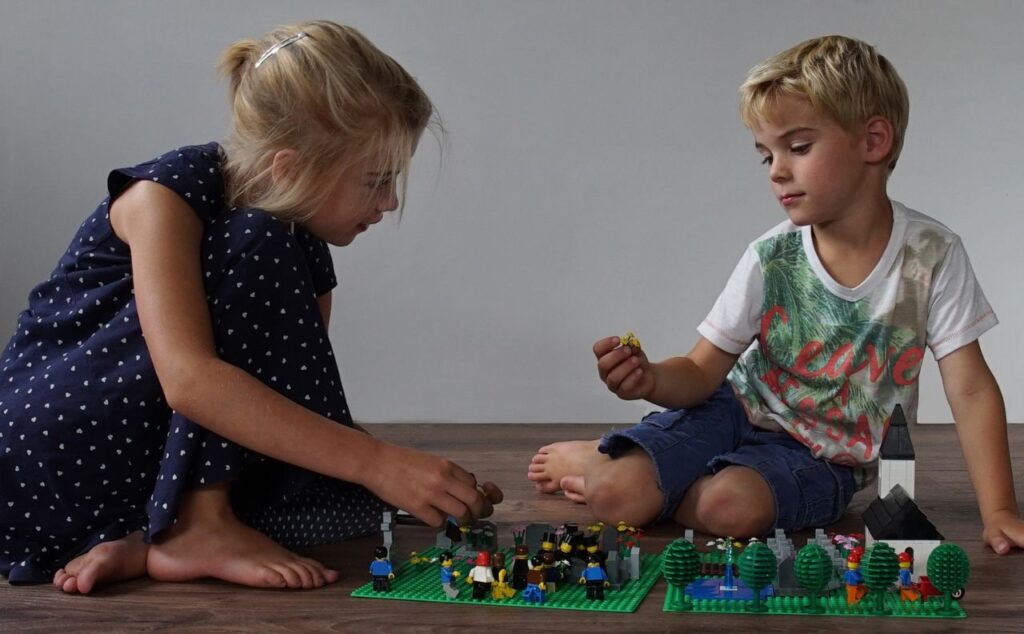 dzieci bawiące się klockami lego