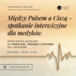 Linia EKG na pomarańczowym tle z czarnymi napisami
